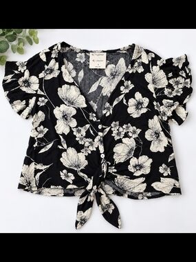 By Together Black Floral Tie-Front V-Neck Top
